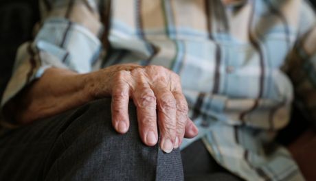 Marszałek apeluje do seniorów: Prosimy, przetrwajcie ten czas w domu