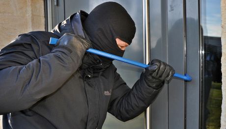 18-latek zatrzymany za włamanie do kontenera biurowego w Ciechanowie. Kradzież o wartości 15 500 zł