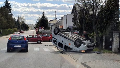 Mława. Samochód dachował, kierowca był pijany