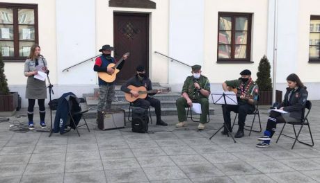 Przasnysz nie kusi losu - "Koncertowanie pod blokiem" przenosi do zamkniętych przestrzeni