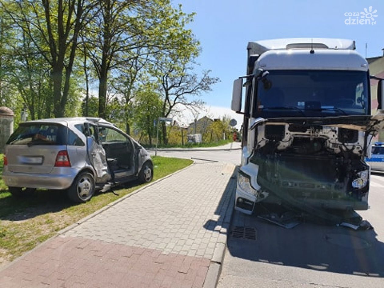 TIR uderzył w samochód osobowy. Ranne dziecko