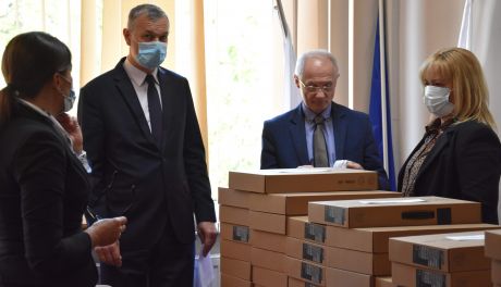 44 laptopy dla szkół z powiatu płońskiego (zdjęcia)
