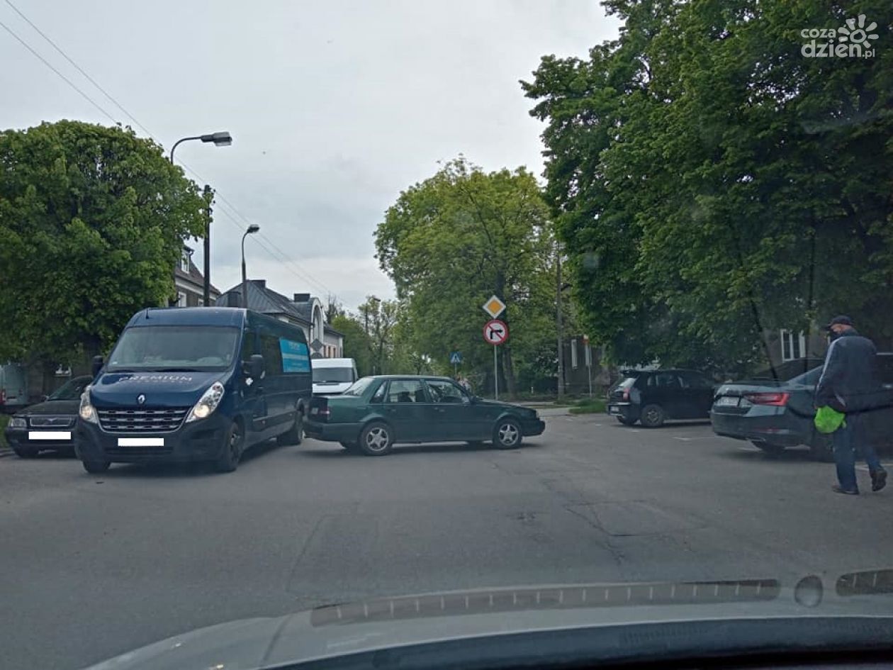 Zaparkował na środku ulicy. Dostał pouczenie (zdjęcia)