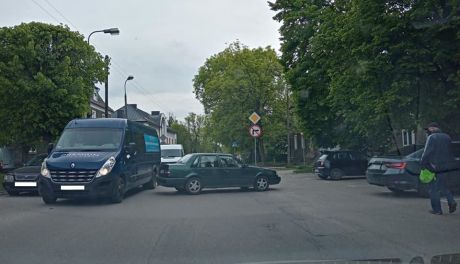 Zaparkował na środku ulicy. Dostał pouczenie (zdjęcia)