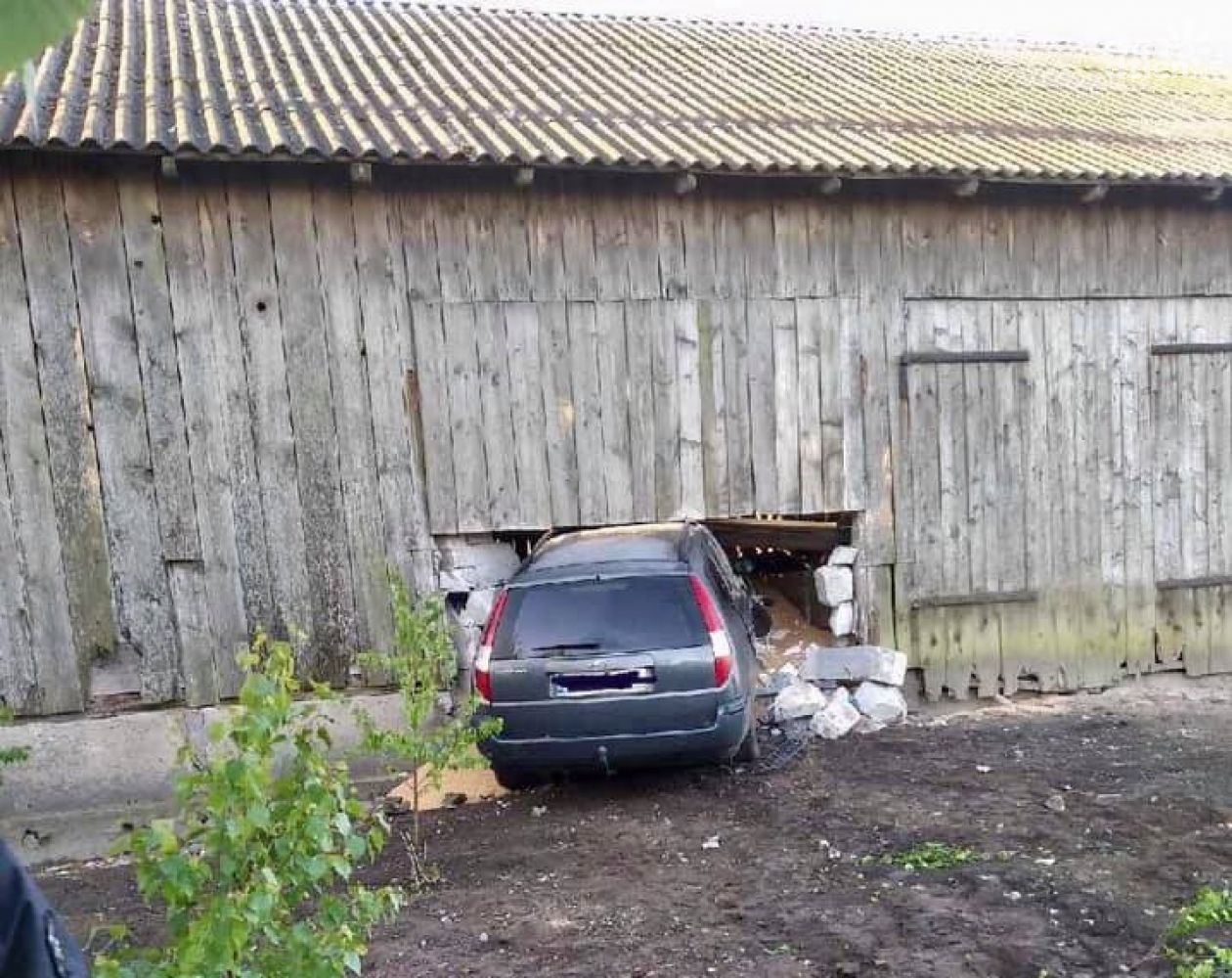 Wężewo. Wjechał autem w stodołę