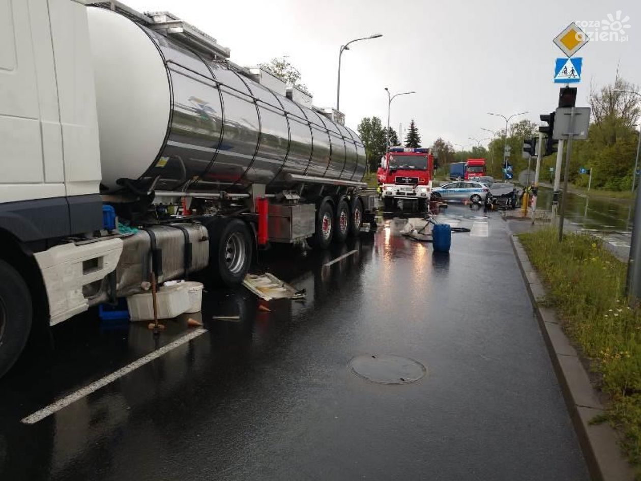 Wypadek cysterny sparaliżował ruch na pętli