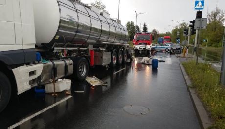 Wypadek cysterny sparaliżował ruch na pętli miejskiej (zdjęcia)