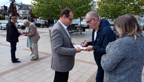 W Ciechanowie zbierają podpisy dla Rafała Trzaskowskiego 