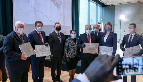 Bitwa Warszawska 1920. Prezydent RP wręczył samorządowcom okolicznościowe tablice (zdjęcia)