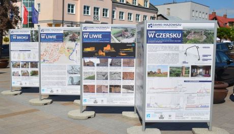 Zamki przed ciechanowskim ratuszem