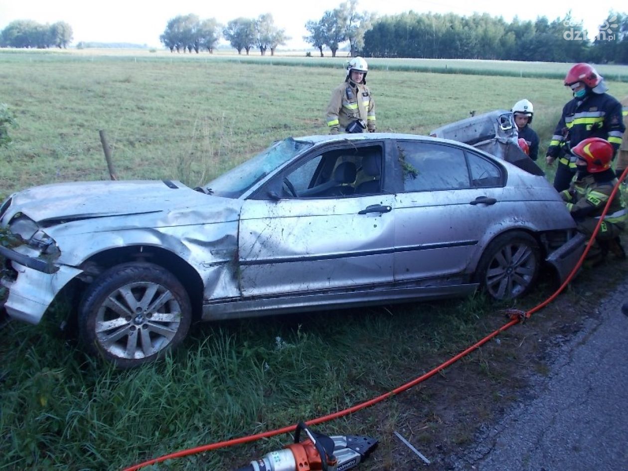 Chrościce. BMW w rowie, kierowca w szpitalu