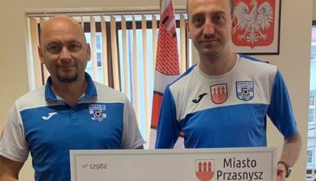 Przasnysz gra z MKS-em i przekazuje dotację