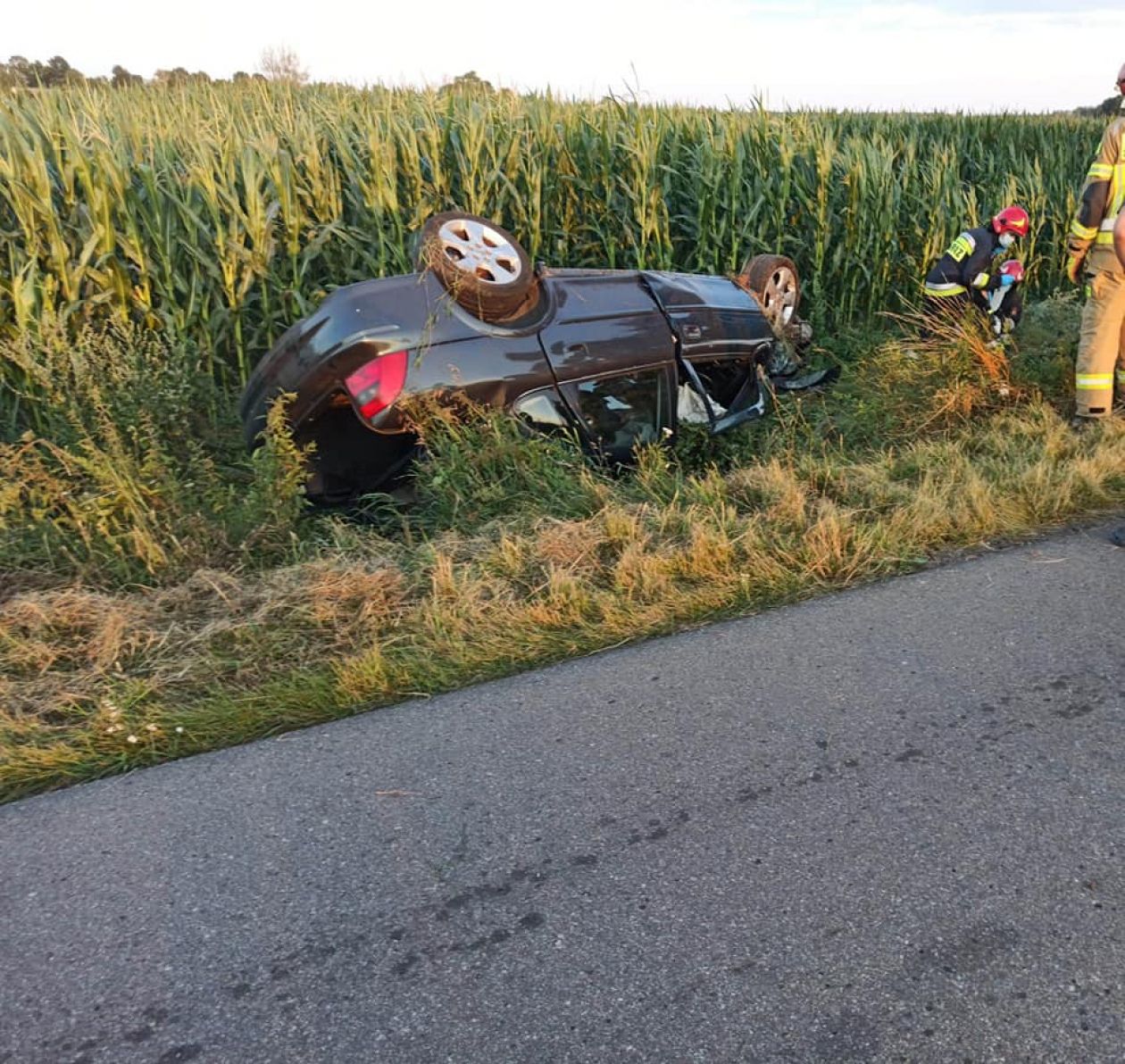 Śliskie drogi powodują wypadki - dachowanie w Pniewie-Czeruchach