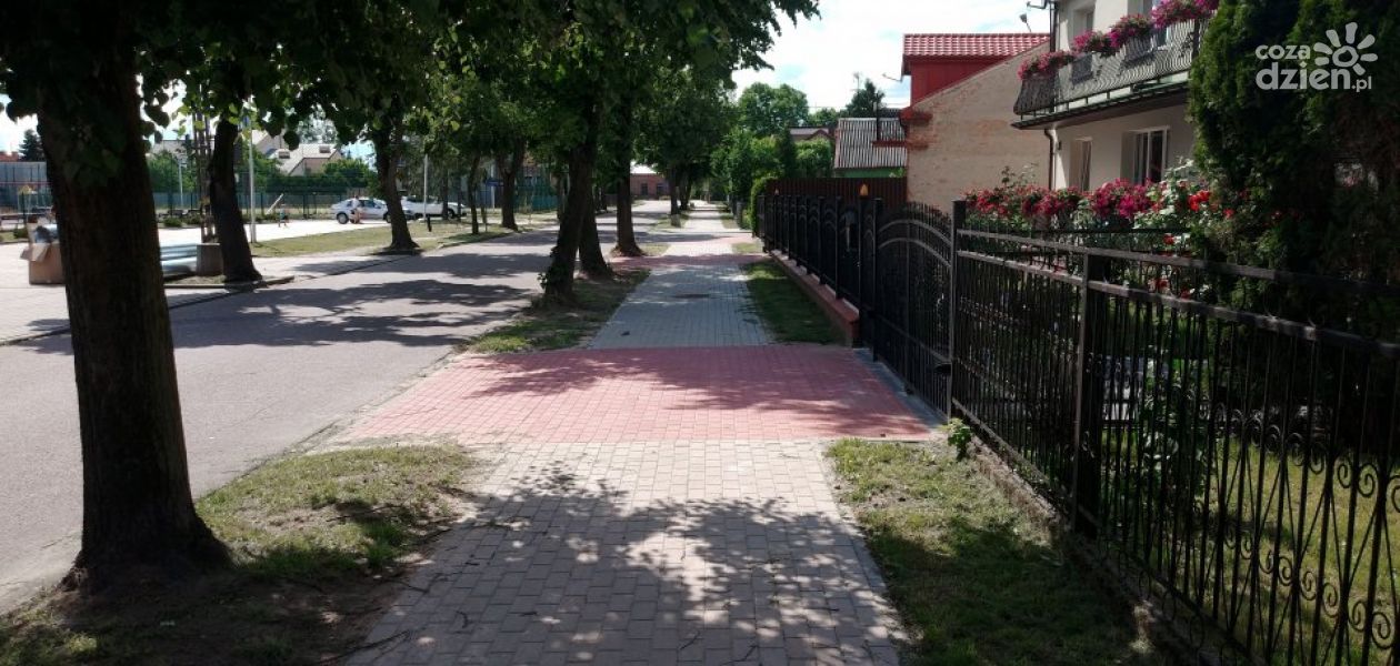 Wyremontowali chodnik wspólnymi siłami