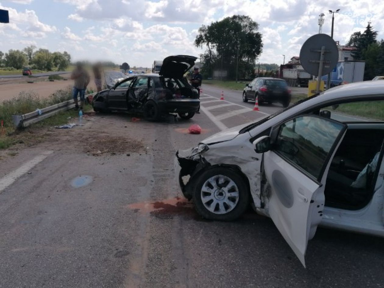 Zderzenie dwóch samochodów w Dłużniewie