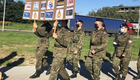 Odblaskowy wąż dla maluchów, deklaracje dla kierowców. Trwa akcja ROAD SAFETY DAYS
