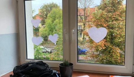 O Pani Radnej, która rozkleja białe serduszka