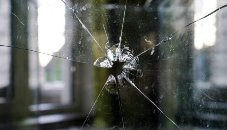 Pijany próbował włamać się do fryzjera