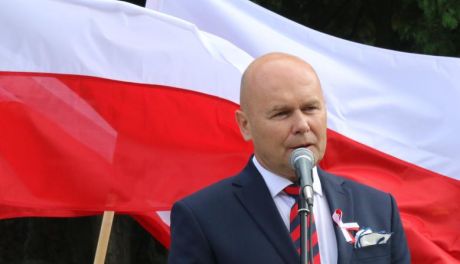 Mławianie zaśpiewają Mazurka Dąbrowskiego z okien i balkonów