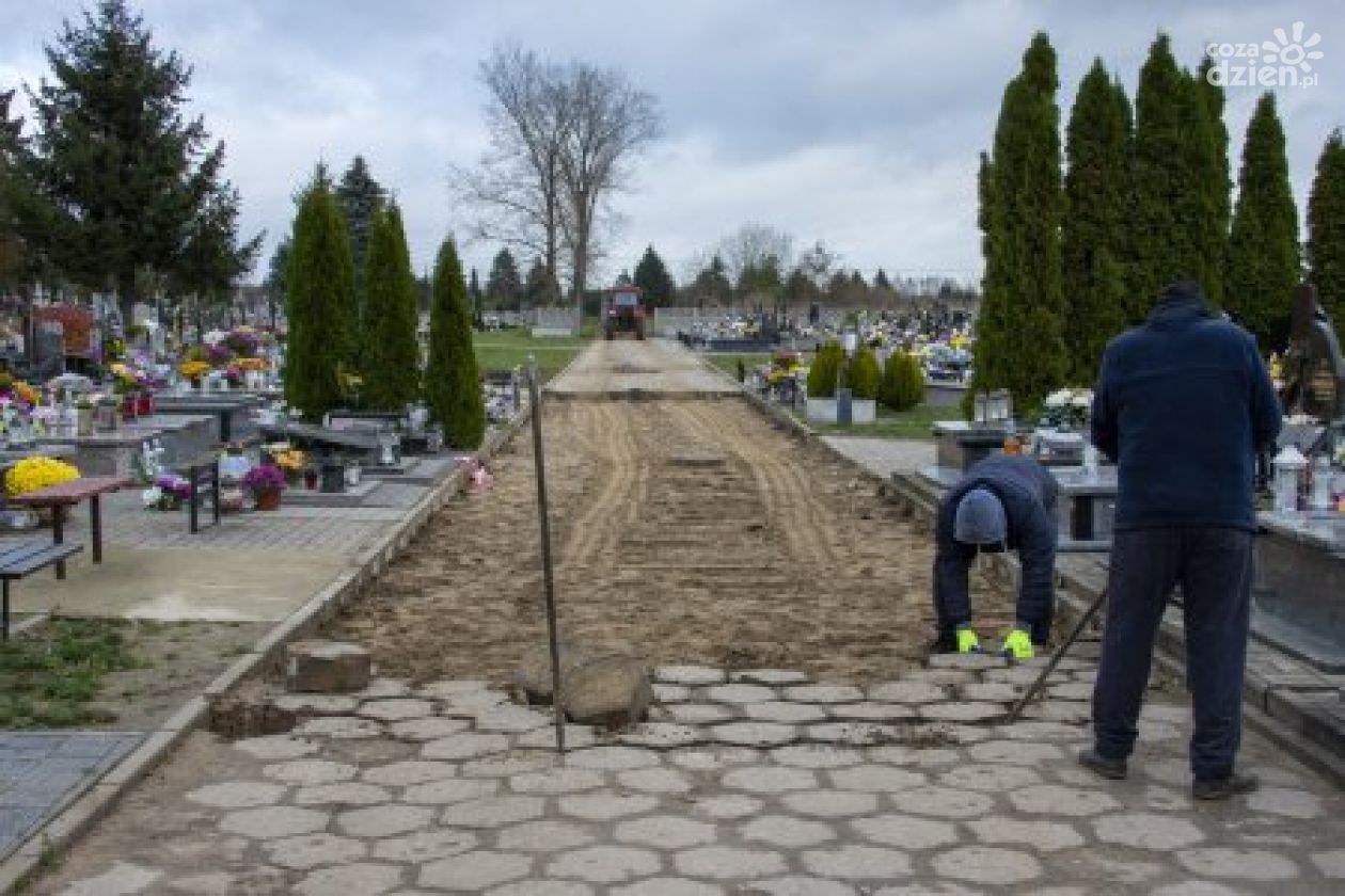 Płyty chodnikowe zastąpi kostka brukowa.