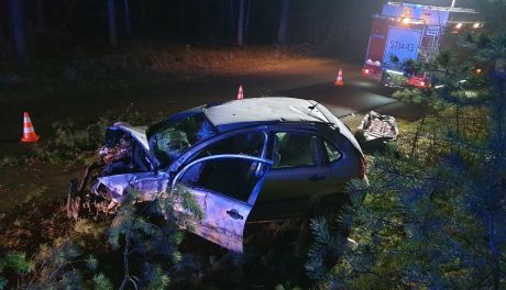 Dachował, uderzył w drzewa, zginął na miejscu
