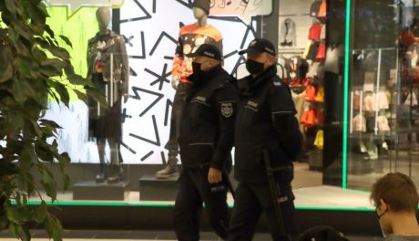 Policja z sanepidem kontroluje galerie handlowe. Sypią się mandaty i pouczenia