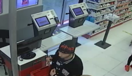 Kolejny złodziej perfum. Policja publikuje zdjęcia z monitoringu