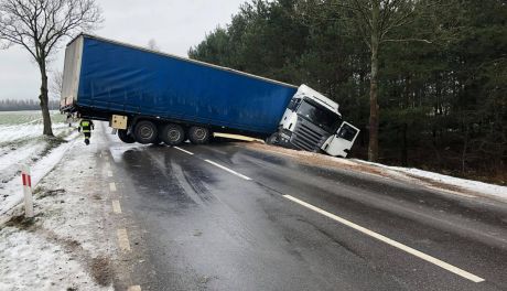 Z ostatniej chwili!!! Całkowicie zablokowana droga koło Nowego Miasta! Ciężarówka stoi w poprzek drogi
