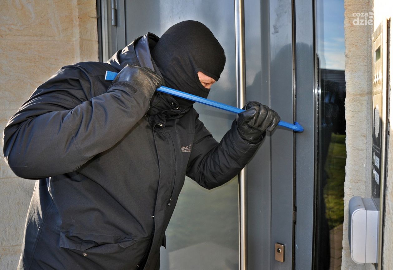 Okradli mieszkanie, szuka ich policja