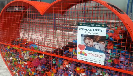 CH Mrówka włączyło się w zbiórkę dla Laury. Przed centrum handlowym stanęło serce na nakrętki.