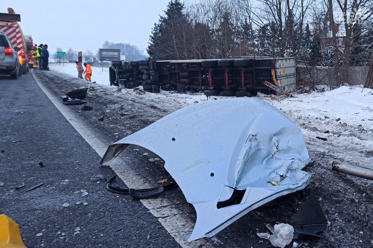 Mława. Tir wylądował w rowie