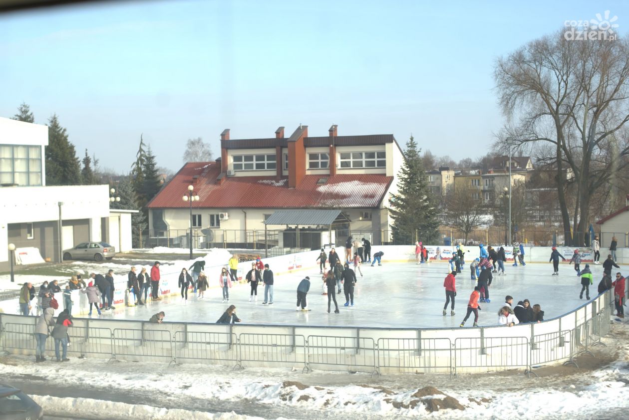 Liczna frekwencja na lodowisku i basenie