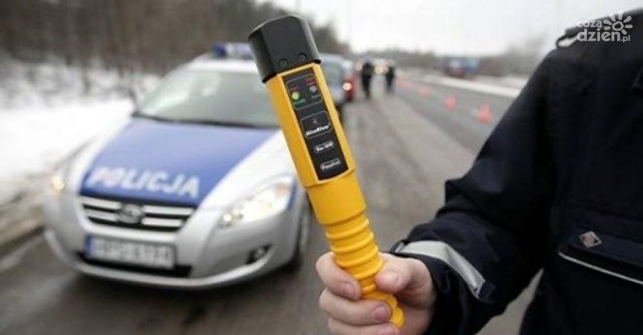 Jeden kierowca z zakazem, drugi bez uprawnień. Obaj nietrzeźwi