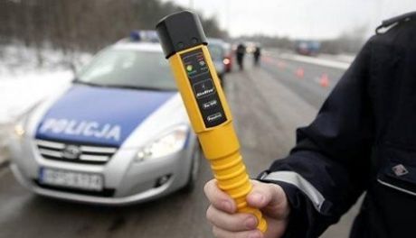 Jeden kierowca z zakazem, drugi bez uprawnień, obaj na podwójnym gazie. Płońska drogówka miała pracowitą sobotę