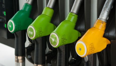 Ukradli 100 litrów ropy i próbowali uciec autem na kradzionych „blachach”. W ujęciu złodziei paliwa pomogła czujna pracownica stacji 
