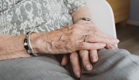 Cały majątek zostawiła na wycieraczce. Seniorka z Ciechanowa straciła 110 tysięcy złotych