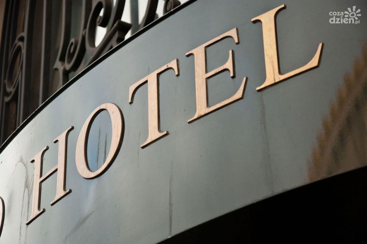 Awantura w hotelu, na biurku... biały proszek