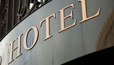 Awantura w hotelu, na biurku... biały proszek