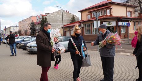 Tulipany rozdawane jak za starych, dobrych czasów...