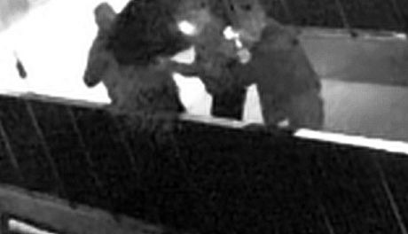 Pułtusk. Z mostu zrzucili telewizor, są w rękach policji 