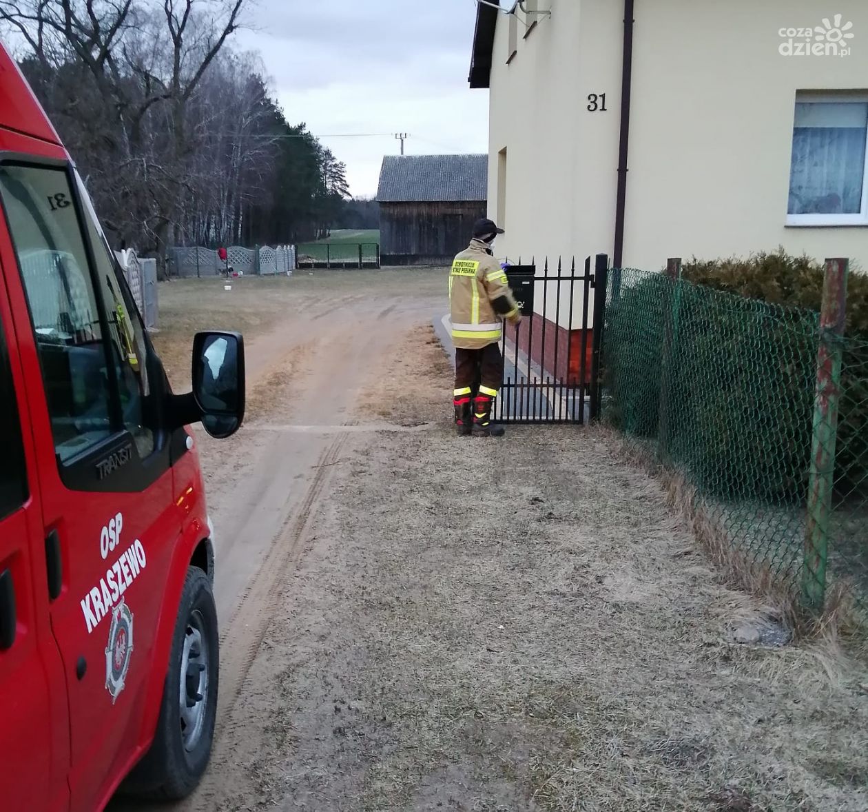 Strażacy kolportują ulotki o COVID-19
