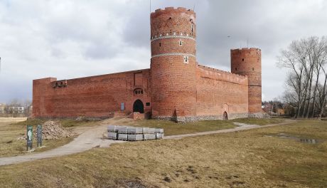 Ciechanów. Przed zamkiem pojawiła się góra kamieni. To akt wandalizmu czy zaplanowana inwestycja?