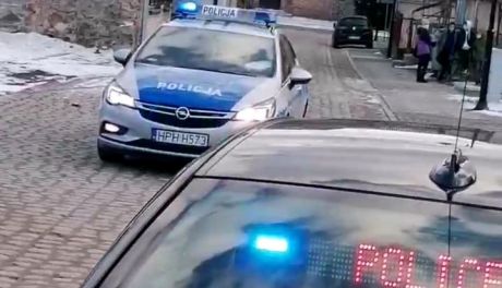 Uciekał przed policją, schował się pod samochodem