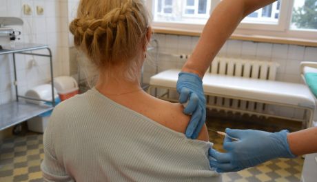 Ciechanów. Szczepienia przeciw COVID-19 w hali sportowo-widowiskowej!