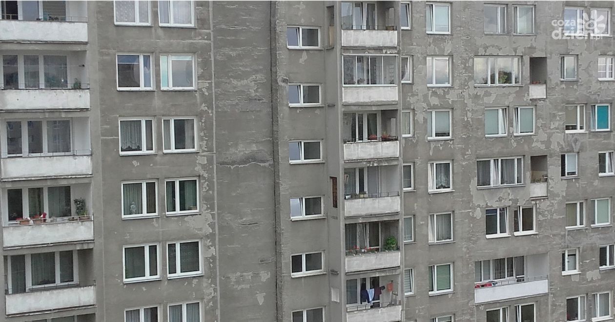 Ciechanów: 20-latka wypadła z okna