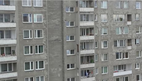 Ciechanów: 20-latka wypadła z okna, policja bada sprawę