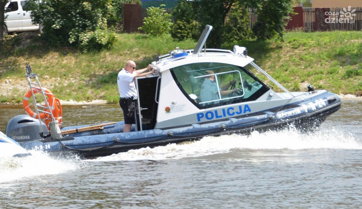 Z promilami pływał po Narwi