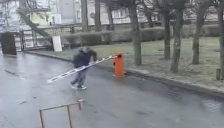 Uszkodził szlaban, szuka go policja!
