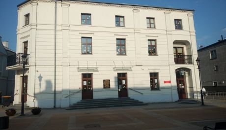 PBP w Ciechanowie. W oknach pojawiły się żonkile! Dlaczego?