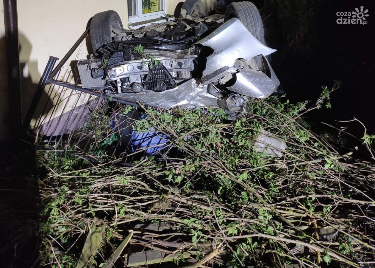 Glinojeck. Kompletnie pijany uderzył w ogrodzenie